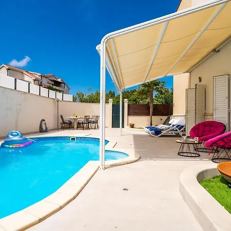 Lorena With Private Pool Apartment
