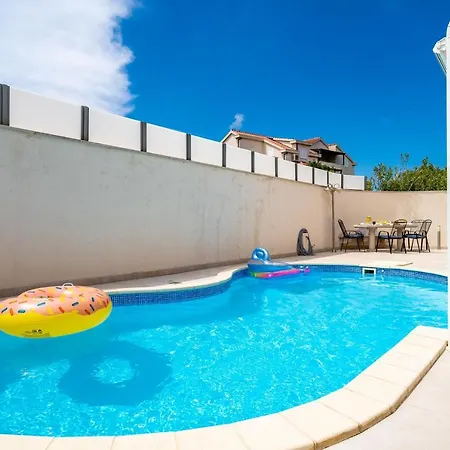 Apartment Lorena With Private Pool