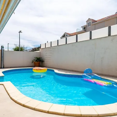 Lorena With Private Pool Ντουμπρόβνικ