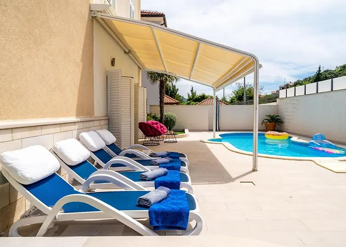 Lorena With Private Pool Appartement *