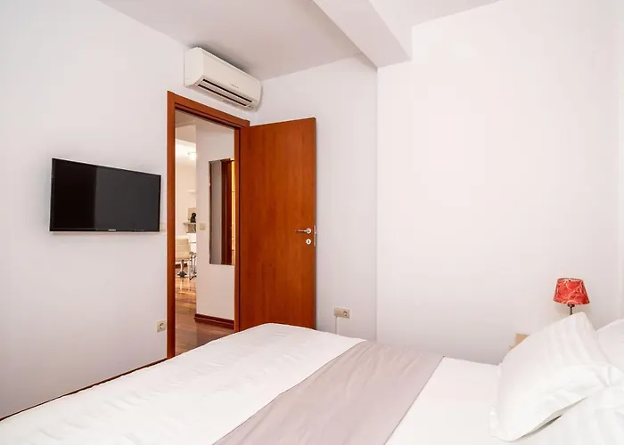 Lorena With Private Pool Appartement *