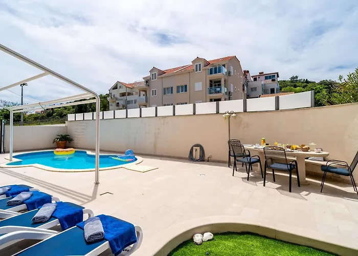 Lorena With Private Pool Apartment *